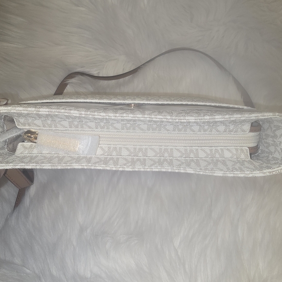 Michael Kors Cream Shoulder Bag - Picture 5 of 13